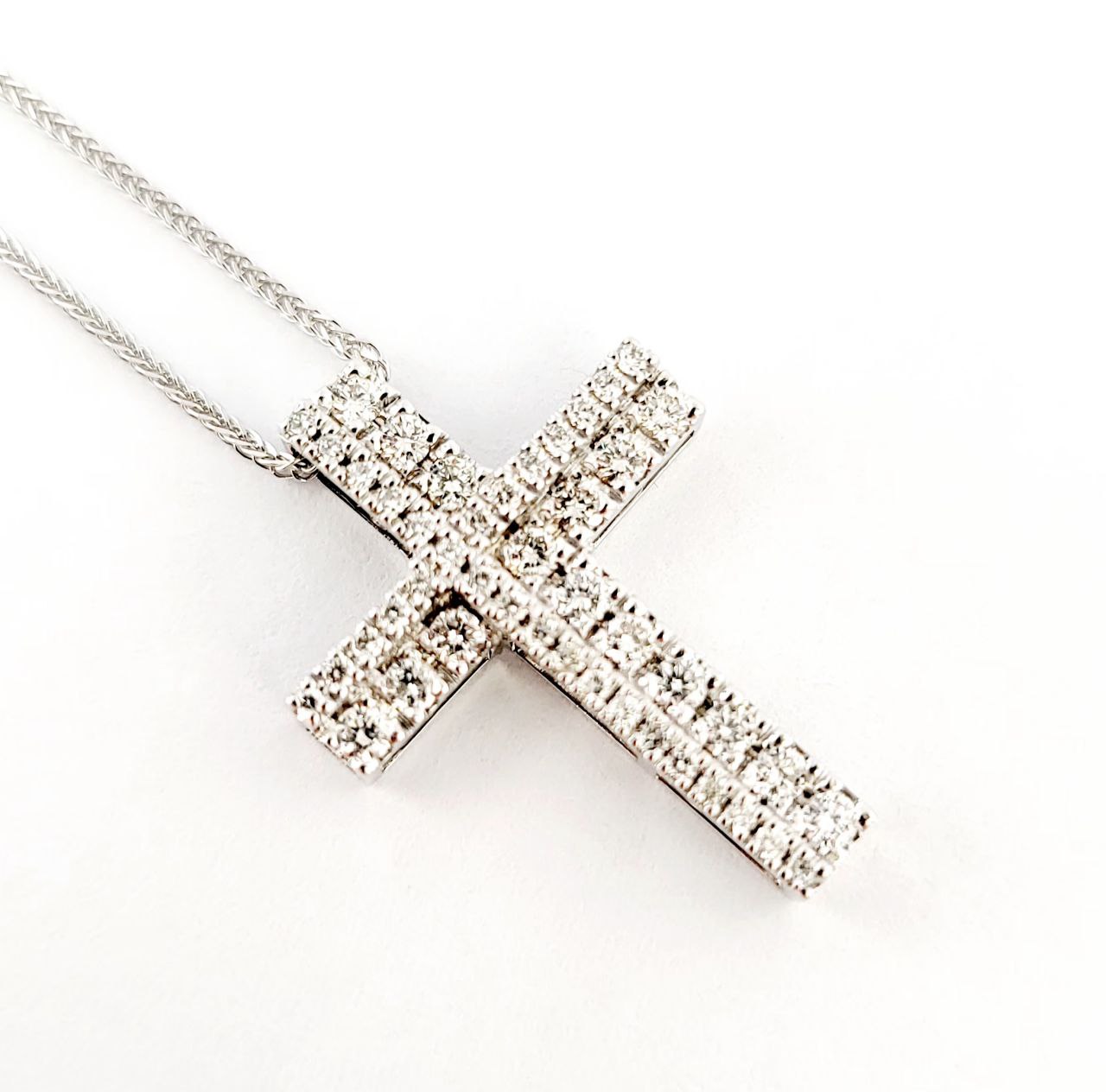 Collana Croce in Oro Bianco 18K con Diamanti 0,50 ct