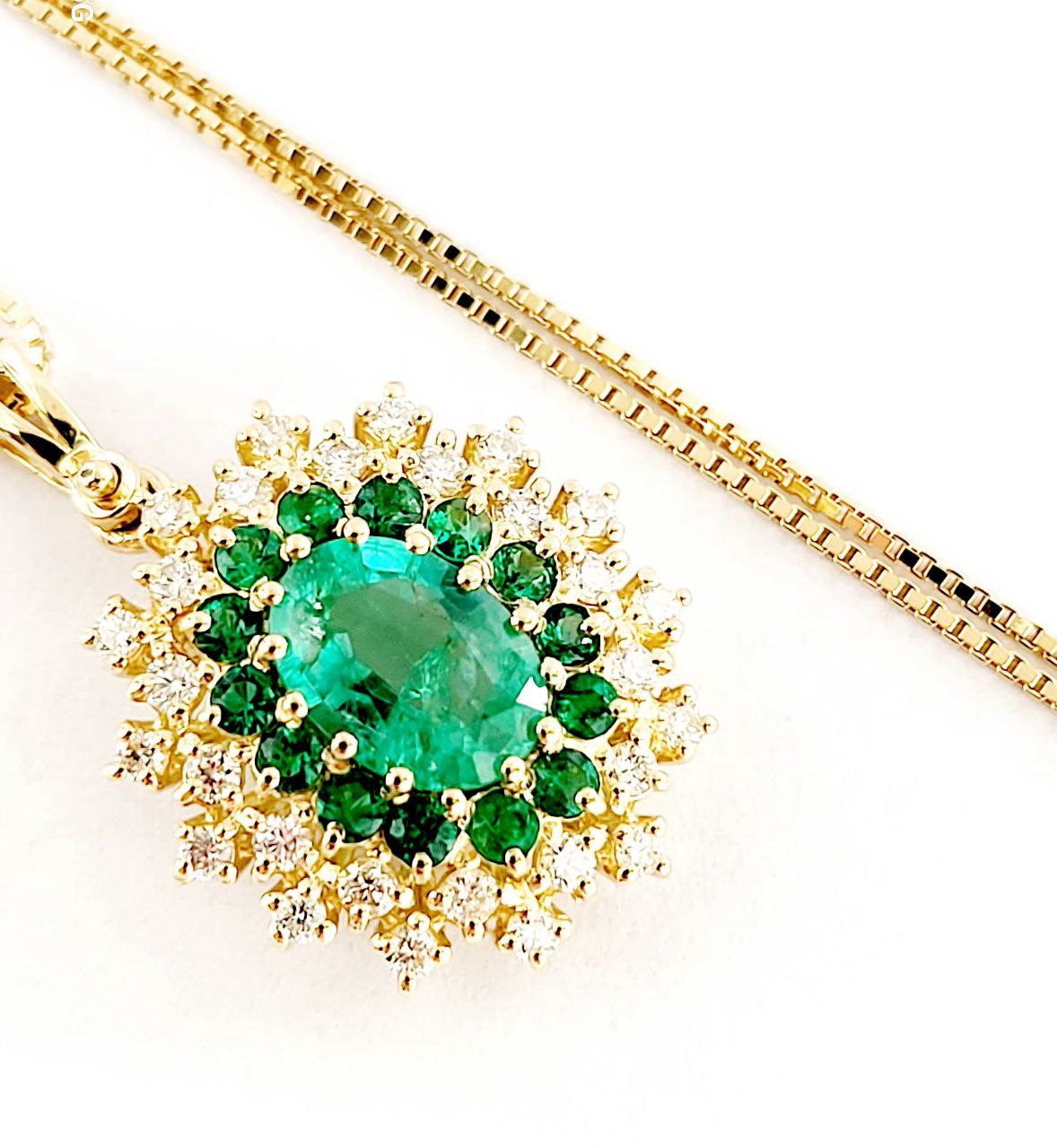 Collana pendente in Oro Giallo 18K con Smeraldi ct 1,39 e Diamanti ct 0,45