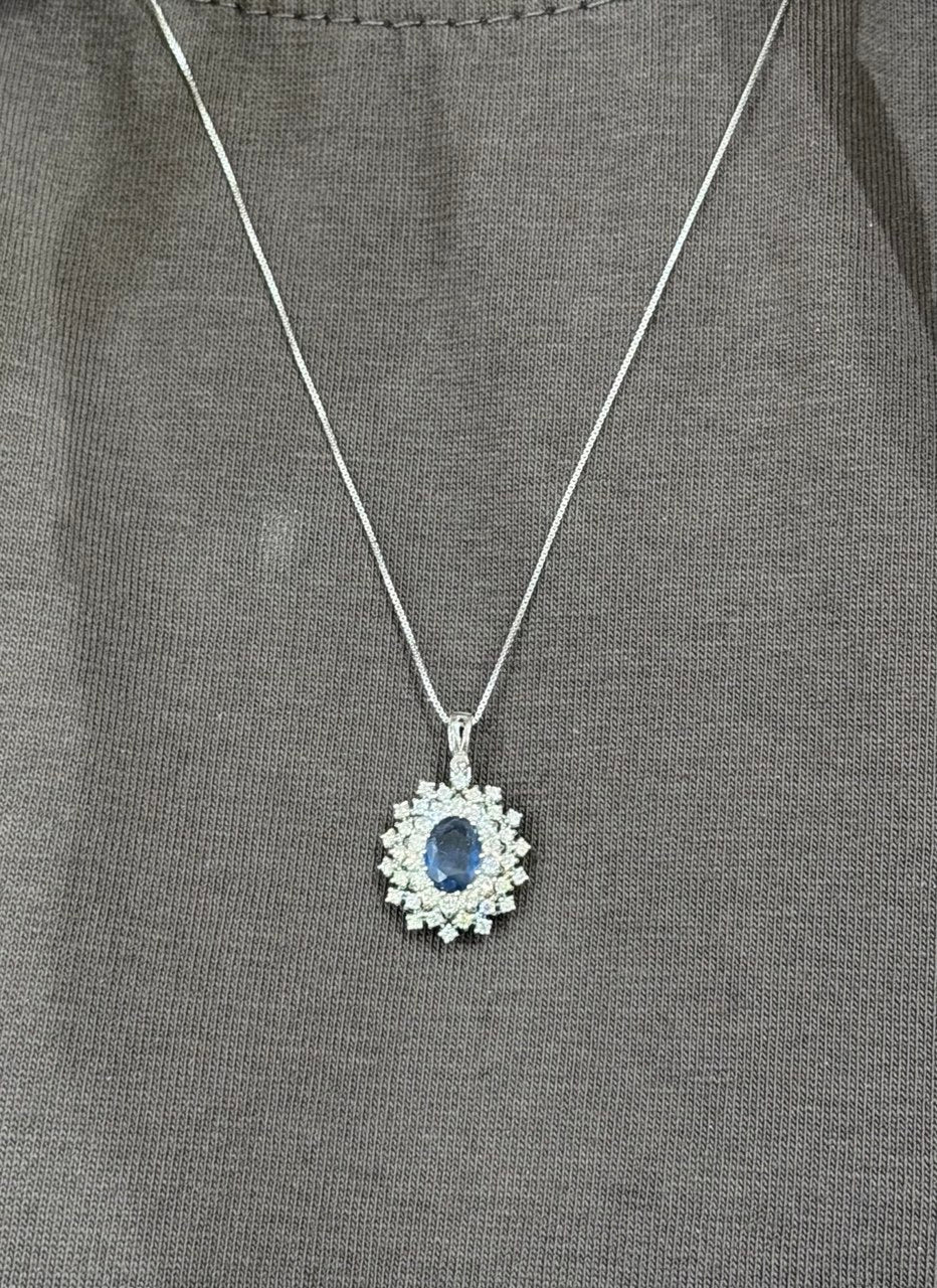 Collana pendente in oro bianco 18K con zaffiro Ovale ct 0,97 e Diamanti ct 0,45