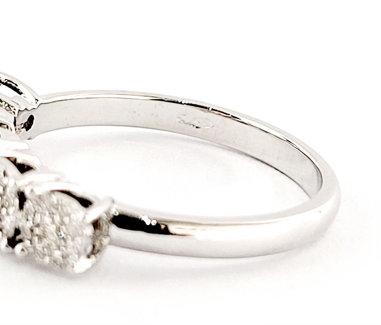 Anello veretta magic in Oro Bianco 18 k con diamanti 0,45 ct