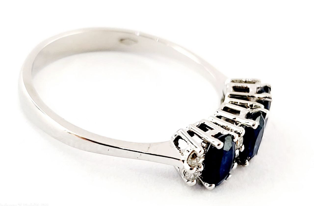 Anello trilogy in oro bianco 18kt con zaffiri ovali ct 0,89 e Diamanti ct 0,09