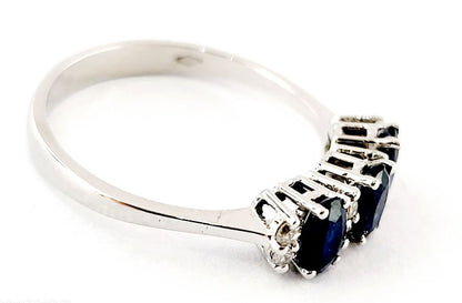 Anello trilogy in oro bianco 18kt con zaffiri ovali ct 0,89 e Diamanti ct 0,09