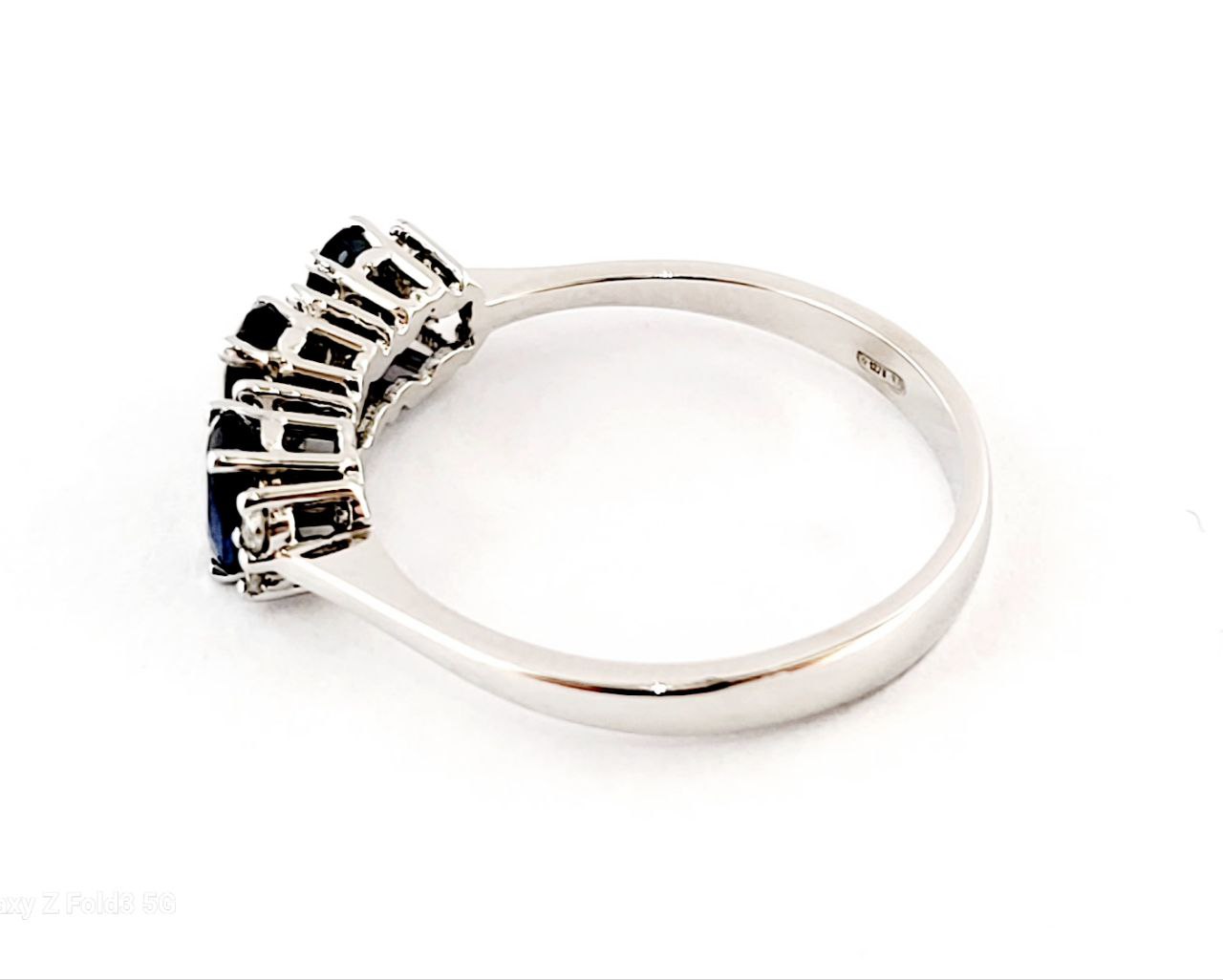 Anello trilogy in oro bianco 18kt con zaffiri ovali ct 0,89 e Diamanti ct 0,09