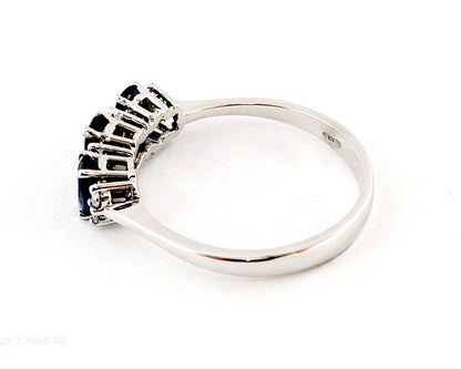 Anello trilogy in oro bianco 18kt con zaffiri ovali ct 0,89 e Diamanti ct 0,09