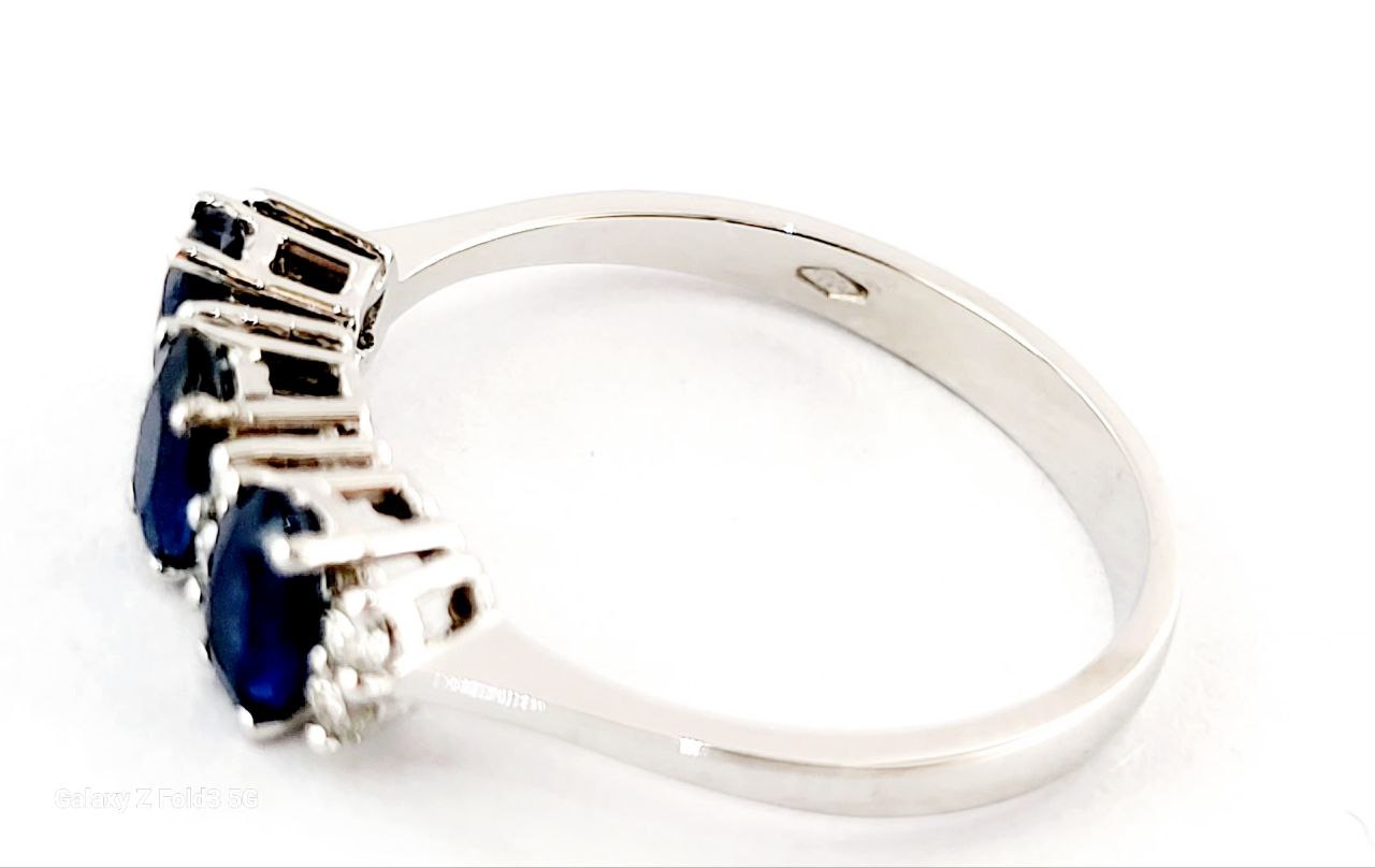 Anello trilogy in oro bianco 18kt con zaffiri ovali ct 0,89 e Diamanti ct 0,09