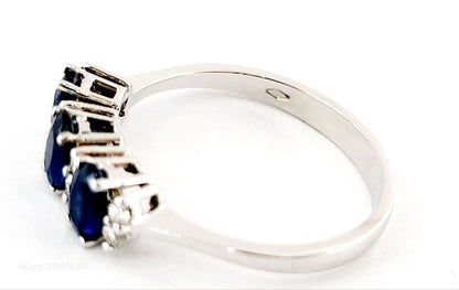 Anello trilogy in oro bianco 18kt con zaffiri ovali ct 0,89 e Diamanti ct 0,09