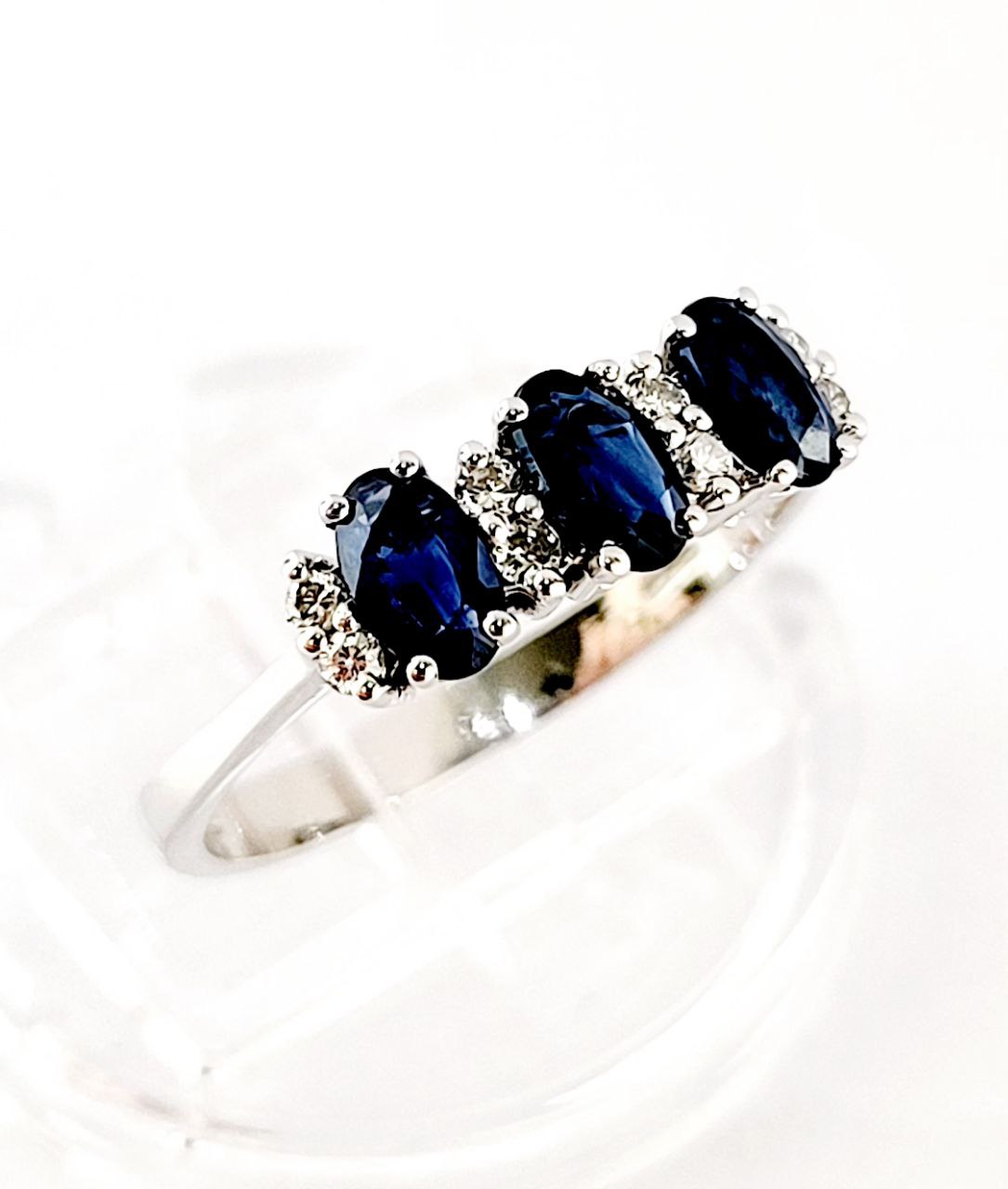 Anello trilogy in oro bianco 18kt con zaffiri ovali ct 0,89 e Diamanti ct 0,09