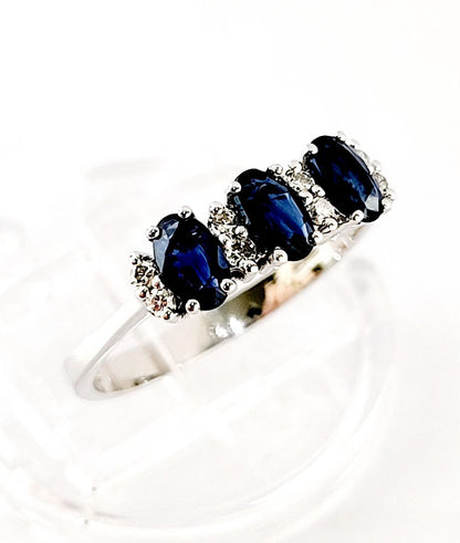 Anello trilogy in oro bianco 18kt con zaffiri ovali ct 0,89 e Diamanti ct 0,09