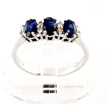 Anello trilogy in oro bianco 18kt con zaffiri ovali ct 0,89 e Diamanti ct 0,09