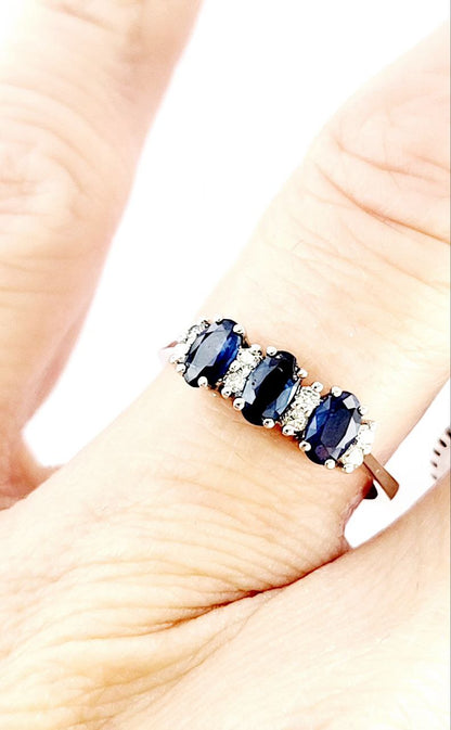 Anello trilogy in oro bianco 18kt con zaffiri ovali ct 0,89 e Diamanti ct 0,09