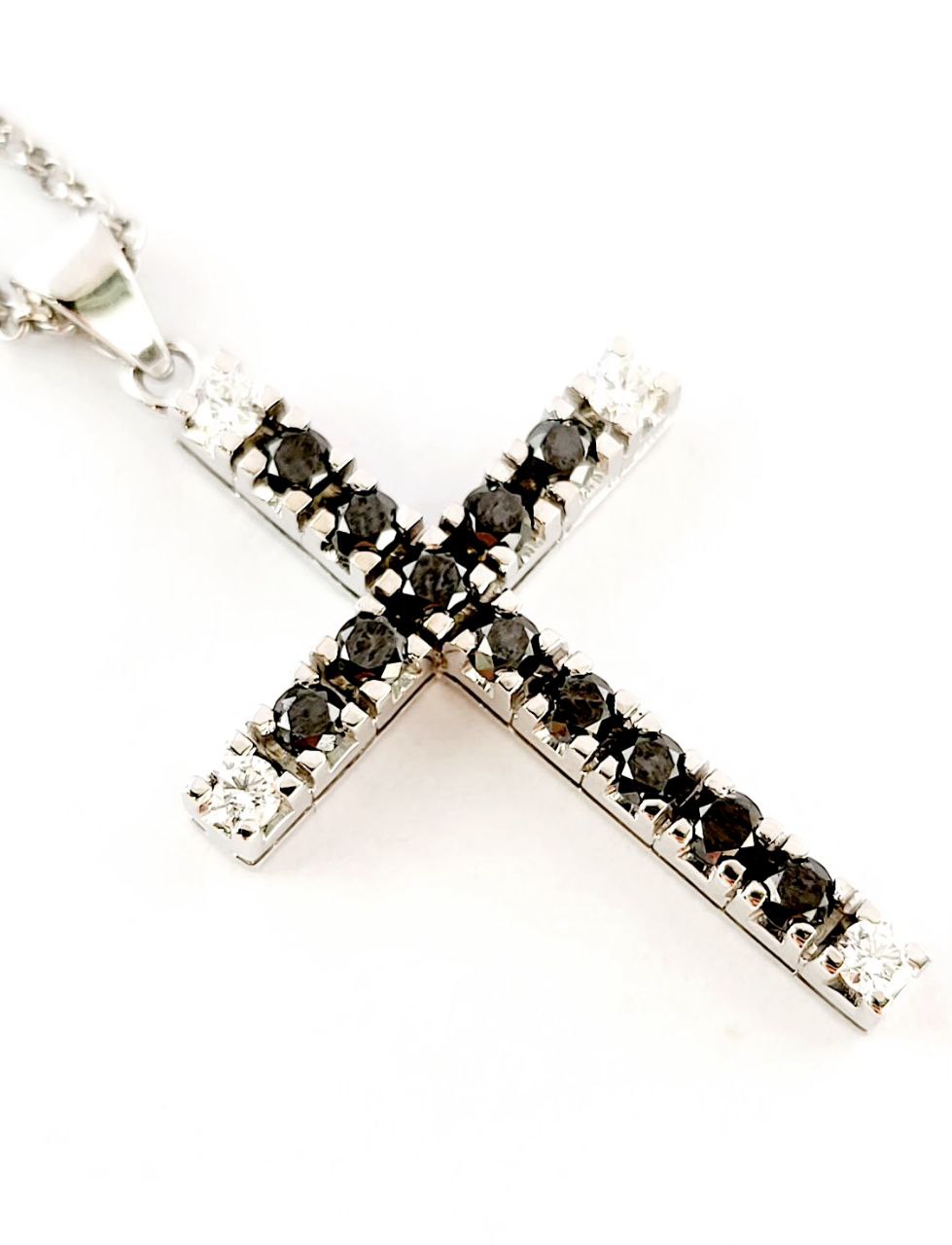 Collana Croce in Oro Bianco 18k con Diamanti bianchi ct 0,25 Diamanti Neri ct 1,07