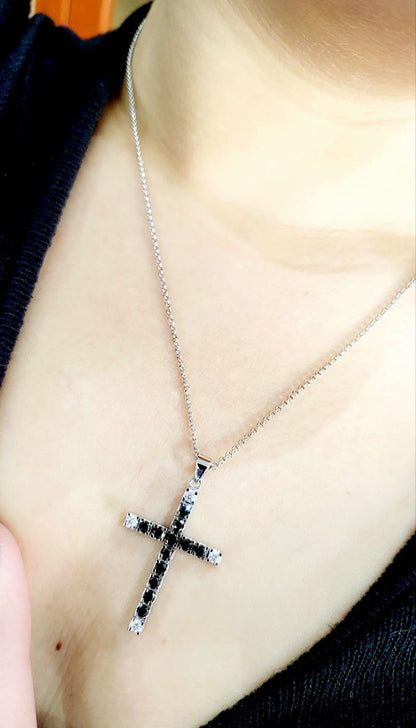 Collana Croce in Oro Bianco 18k con Diamanti bianchi ct 0,25 Diamanti Neri ct 1,07