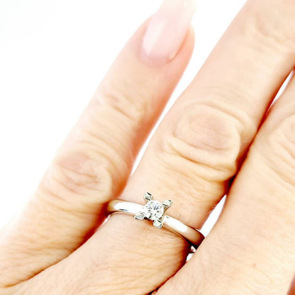 Anello solitario Tiffany 4 griffe in oro 18K con diamante ct 0,20 + certificato gemmologico