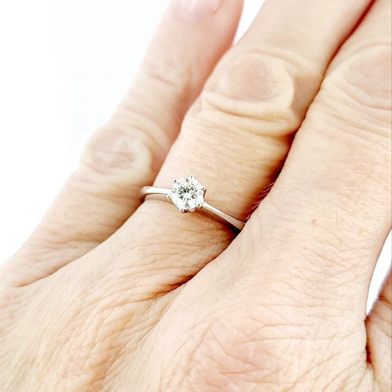 Anello solitario Tiffany 6 griffe in oro 18K con diamante ct 0,20 + certificato gemmologico