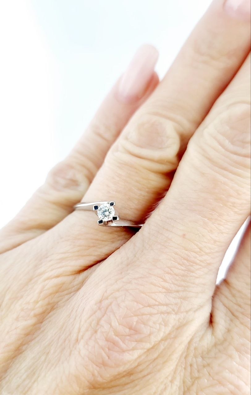 Anello solitario Valentino in oro 18K con diamante ct 0,20 + certificato gemmologico