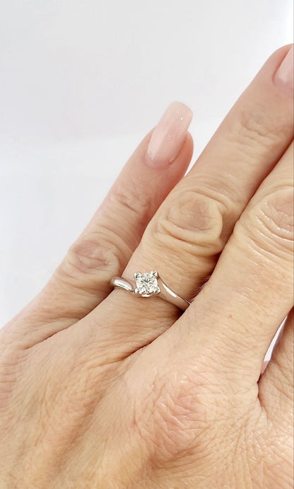 Anello solitario Valentino 4 griffe in oro 18K con diamante ct 0,30 + certificato gemmologico