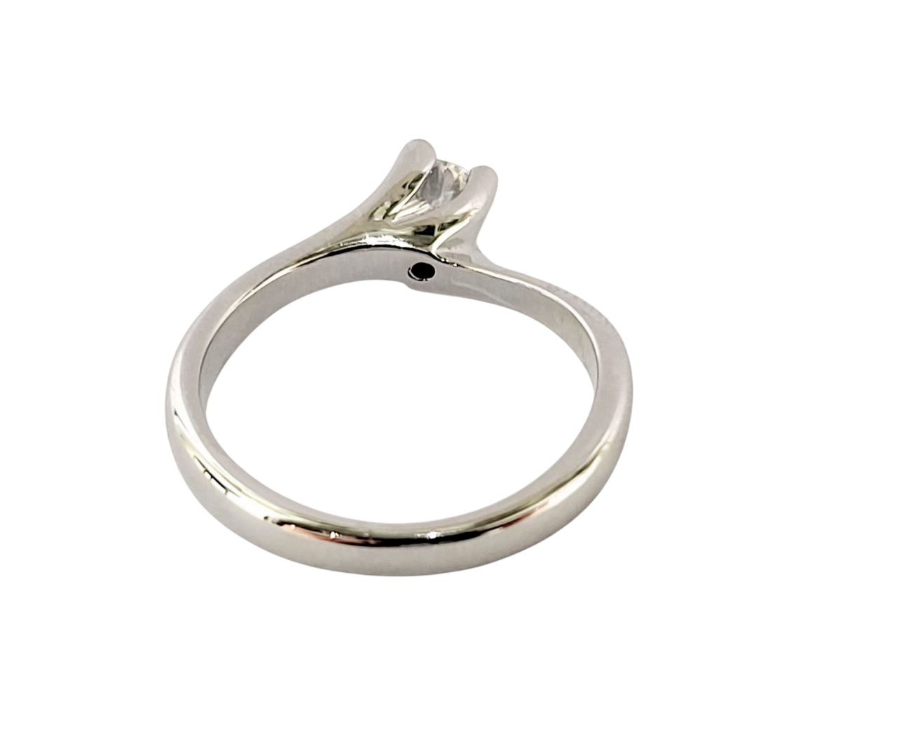 Anello solitario Valentino 4 griffe in oro 18K con diamante ct 0,30 + certificato gemmologico