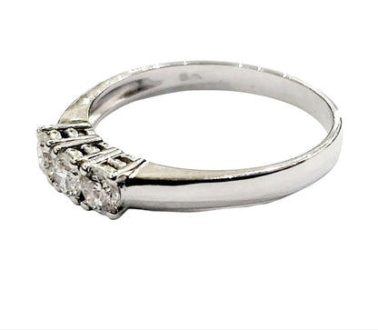 Anello trilogy in oro bianco 18K con diamanti ct 0,15