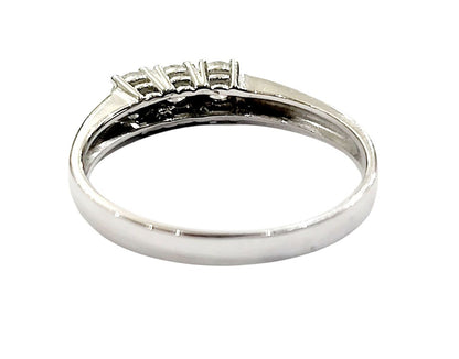 Anello trilogy in oro bianco 18K con diamanti ct 0,15