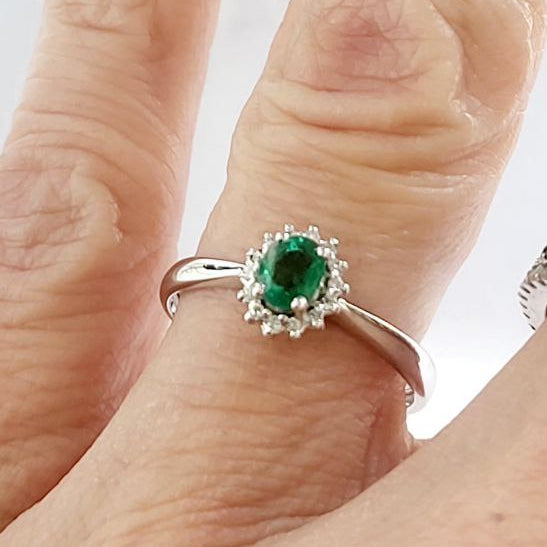 Anello in oro bianco 18k con Smeraldo Ovale ct 0,40 e Diamanti ct 0,10