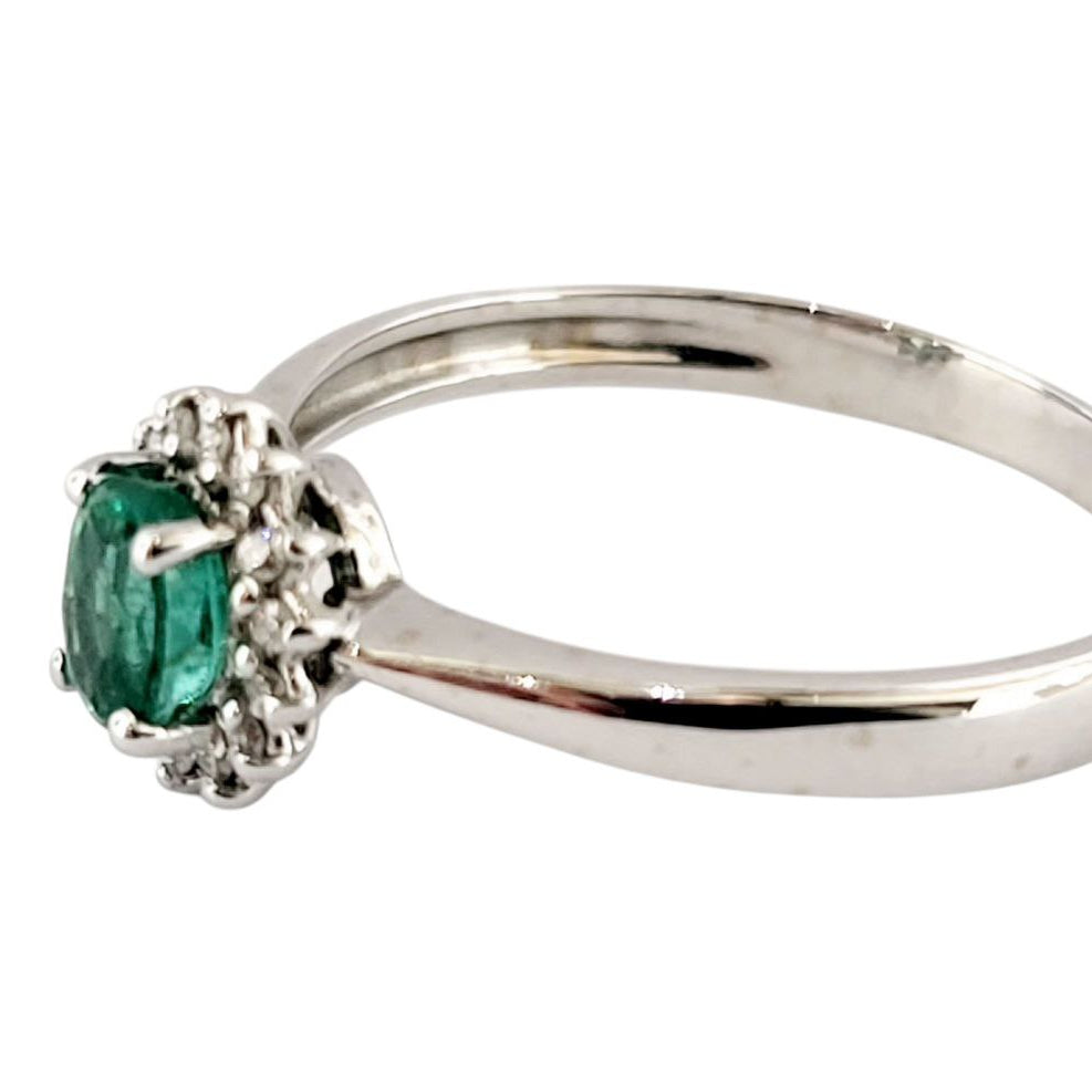 Anello in oro bianco 18k con Smeraldo Ovale ct 0,40 e Diamanti ct 0,10