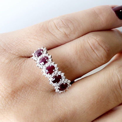 Anello veretta in Oro bianco 18kt con rubino ovale ct 1,25 e Diamanti ct 0,32