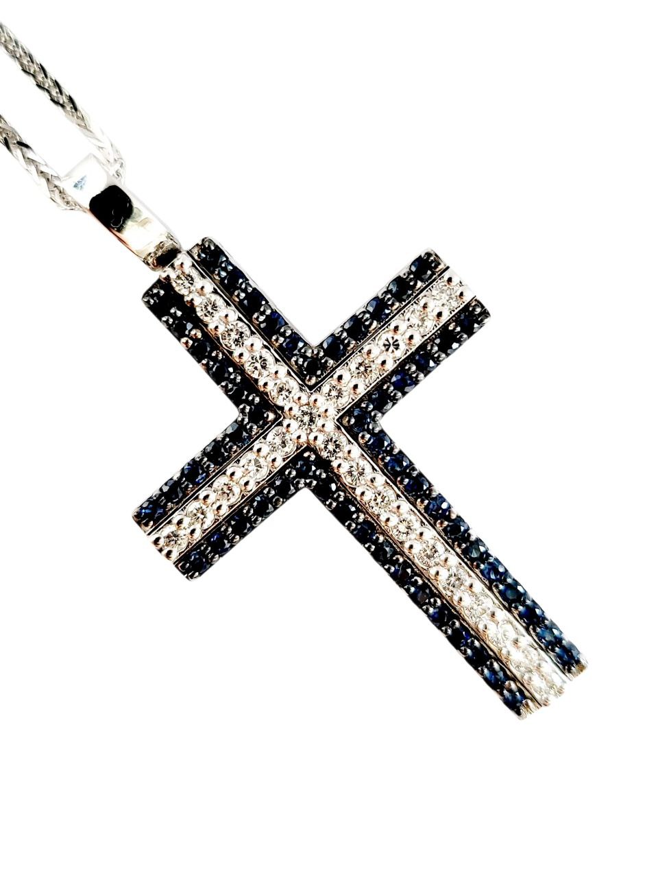 Collana con pendente Croce in Oro Bianco 18 kt -750  Zaffiri 0.69 ct Diamanti 0.39 ct