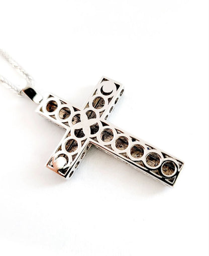 Collana con pendente Croce in Oro Bianco 18 kt -750  Zaffiri 0.69 ct Diamanti 0.39 ct