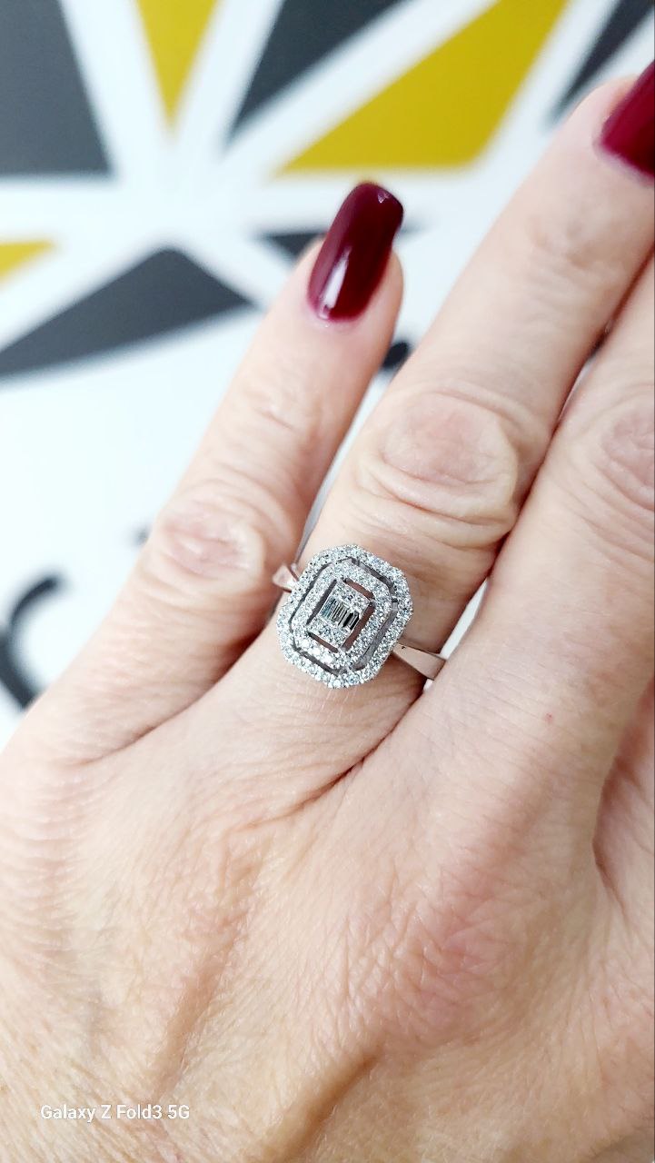 Anello rettangolare in oro bianco 18k impreziosito da diamanti bianchi 0,60 ct