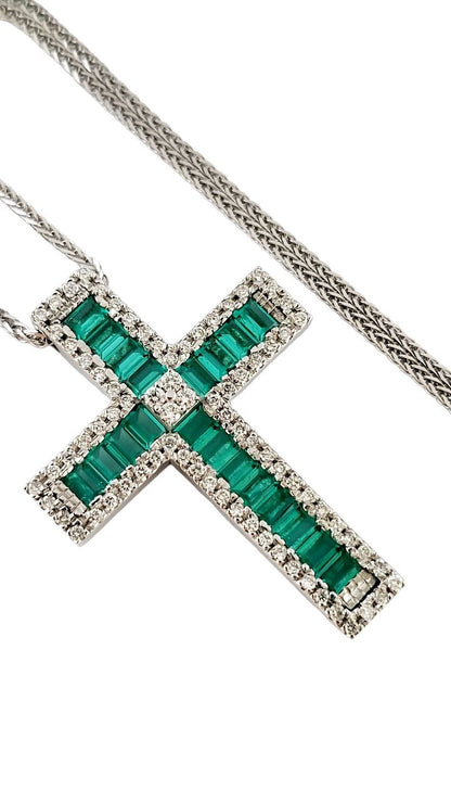 Collana pendente Croce  con Diamanti 0,90 ct e Smeraldi Baguette 2,10 ct in Oro 18 kt (750)