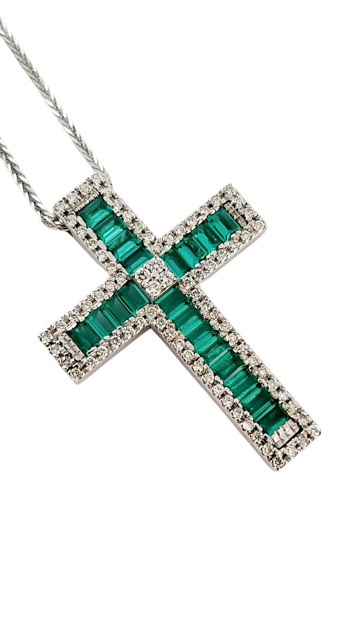 Collana pendente Croce  con Diamanti 0,90 ct e Smeraldi Baguette 2,10 ct in Oro 18 kt (750)