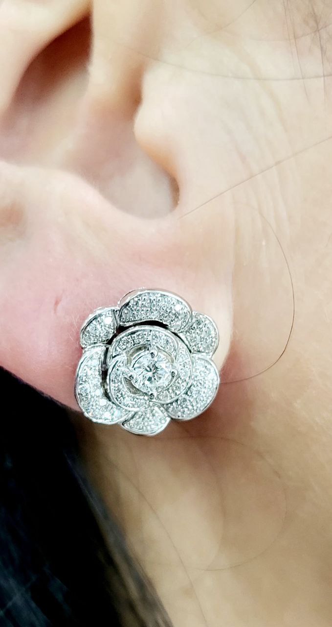 Orecchini fiore camelia in Oro Bianco con Diamanti 0,95 ct 18 kt (750)
