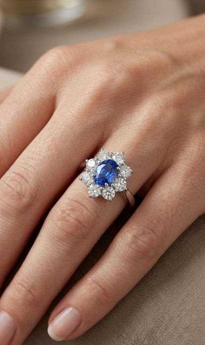 Anello modello "Lady Diana" Diamanti ct 0,48 e Zaffiro centrale ct 0,65 in oro bianco 18kt (750)