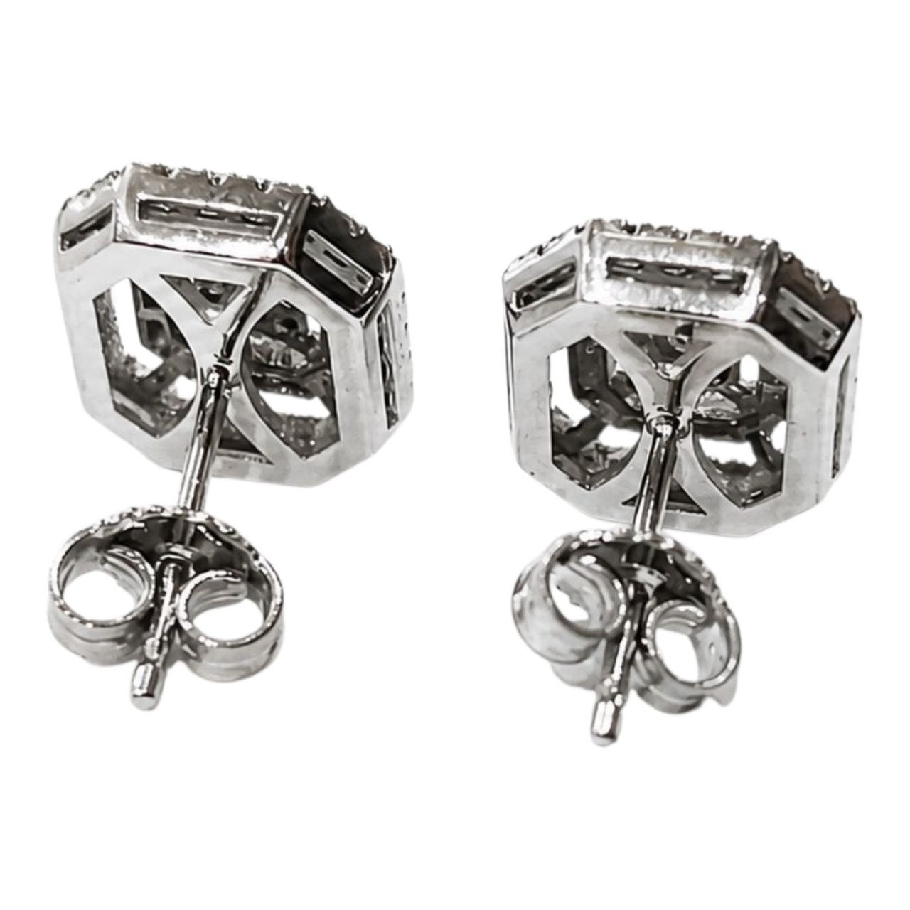 Orecchini a bottone rettangolare impreziosito da Diamanti baguette e taglio brillante 0,75 ct in oro bianco 18kt (750)