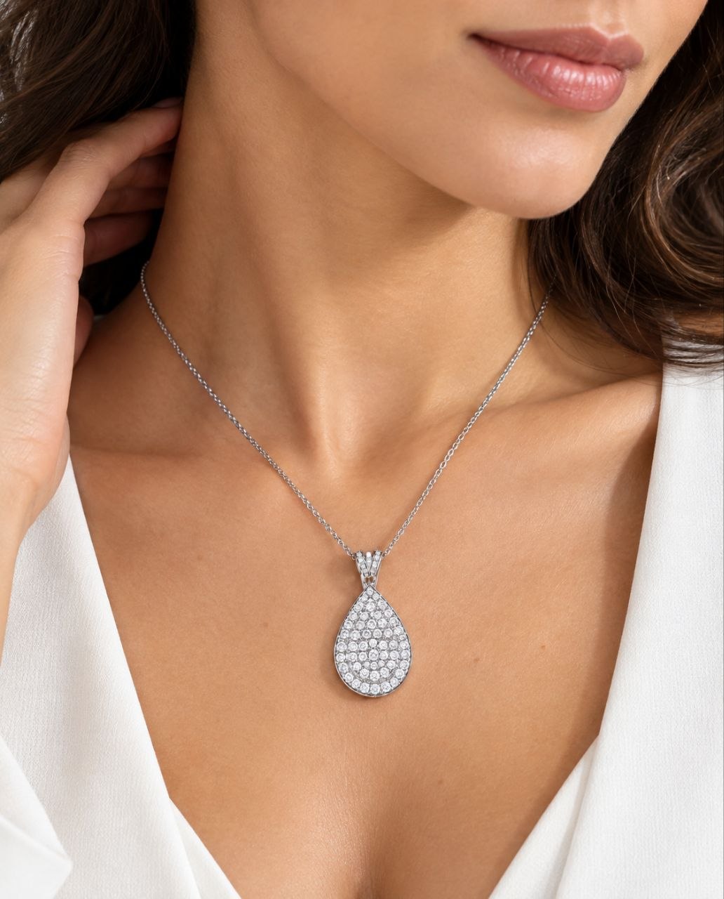 Collana pendente Goccia  pave' con Diamanti 1,67 ct in Oro bianco 18 kt (750)