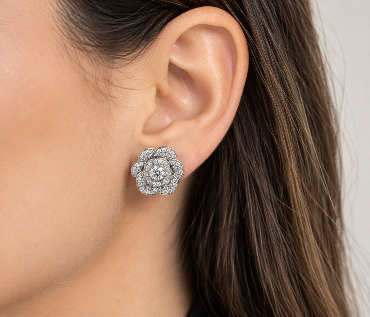 Orecchini fiore camelia in Oro Bianco con Diamanti 0,95 ct 18 kt (750)