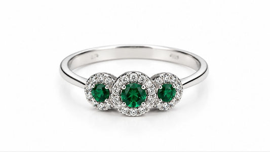 Anello trilogy magic in Oro Bianco con Diamanti 0,24 ct e Smeraldi 0,45 ct 18kt (750)