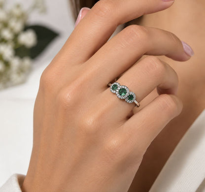 Anello trilogy magic in Oro Bianco con Diamanti 0,24 ct e Smeraldi 0,45 ct 18kt (750)