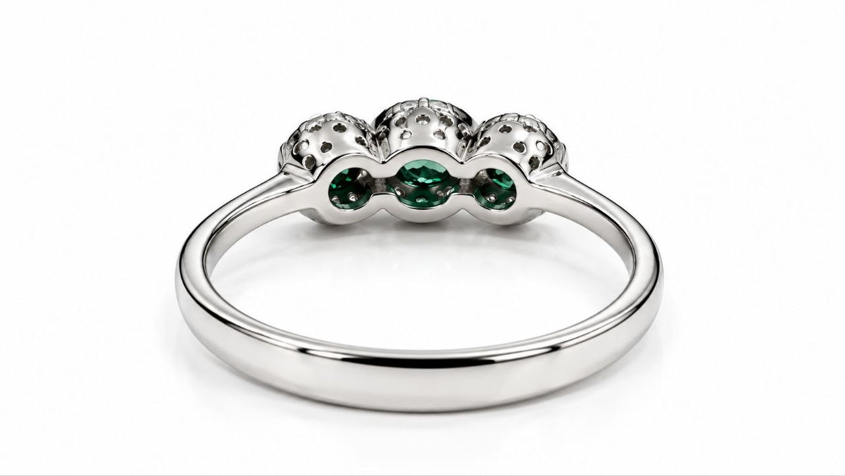 Anello trilogy magic in Oro Bianco con Diamanti 0,24 ct e Smeraldi 0,45 ct 18kt (750)