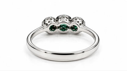 Anello trilogy magic in Oro Bianco con Diamanti 0,24 ct e Smeraldi 0,45 ct 18kt (750)