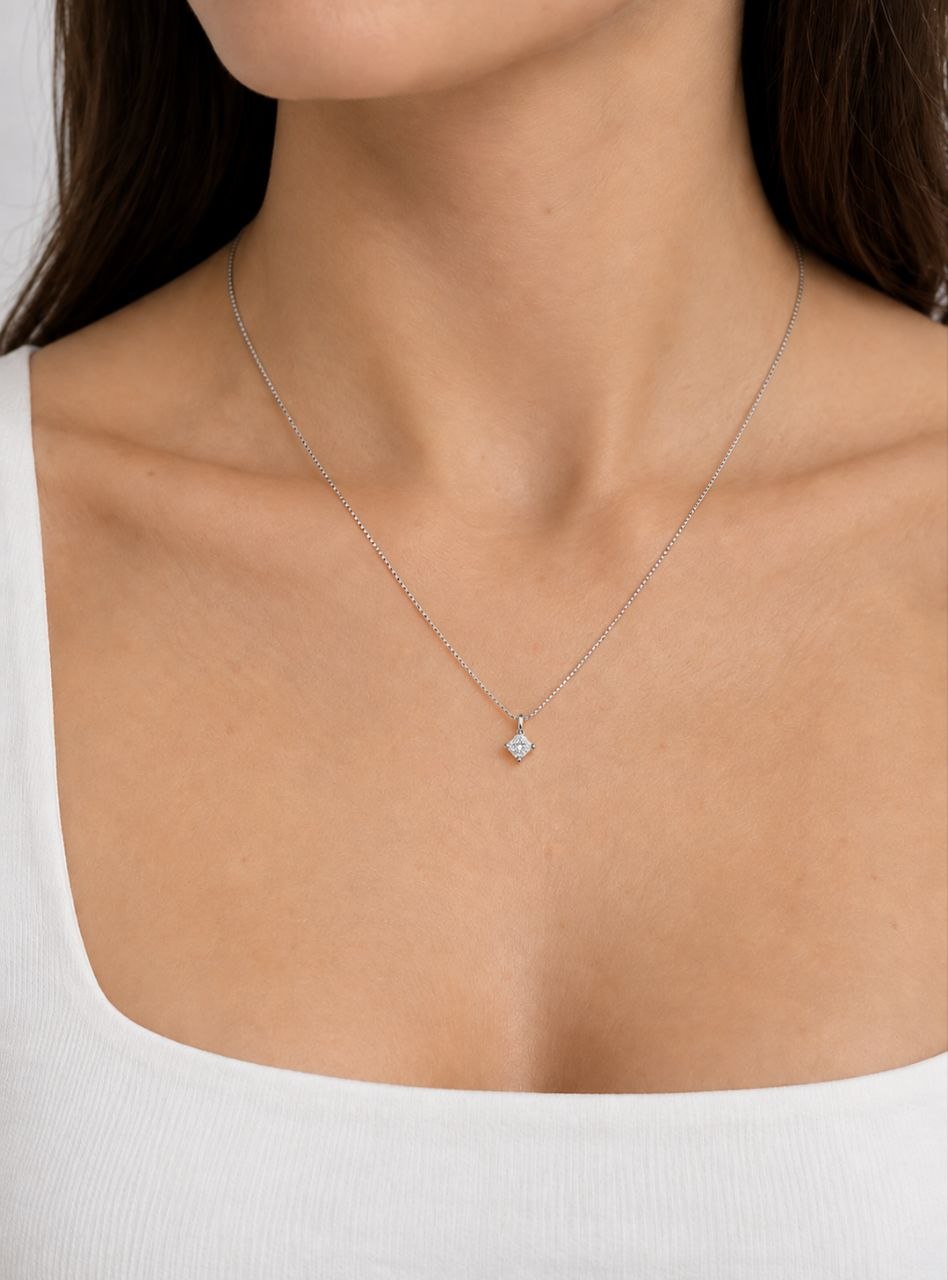 Collana pendente modello punto luce  Oro Bianco 18kt-750  Diamante 0,20 ct