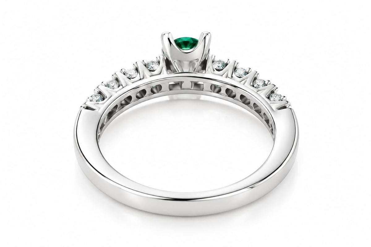 Anello Fantasia con Smeraldo ct 0,35 e Diamanti ct 0,40 in Oro Bianco 18 Kt (750)