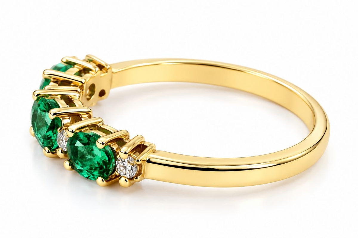 Anello Trilogy in Oro Giallo con Smeraldi ovali 0,90 ct e Diamanti 0,12 ct 18 kt (750)