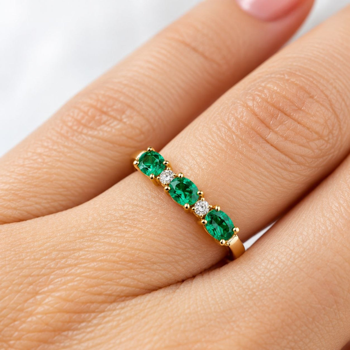 Anello Trilogy in Oro Giallo con Smeraldi ovali 0,90 ct e Diamanti 0,12 ct 18 kt (750)