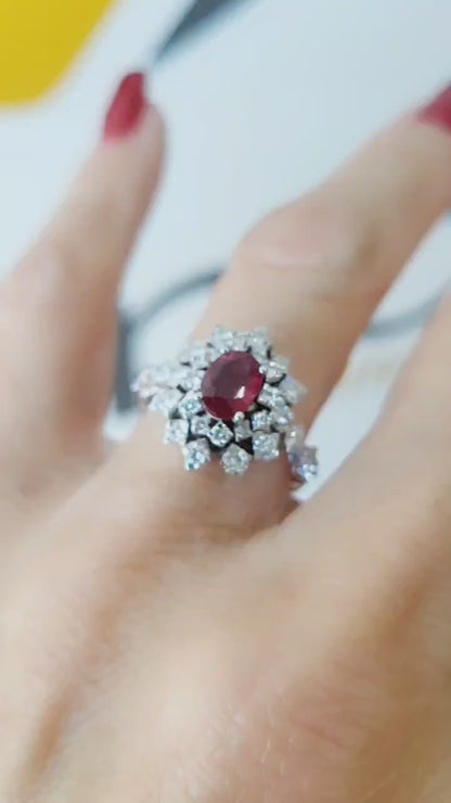 Anello modello Kate Astralia con Rubino centrale 0,85 ct Diamanti ct 0,80 Oro Bianco 18kt-750