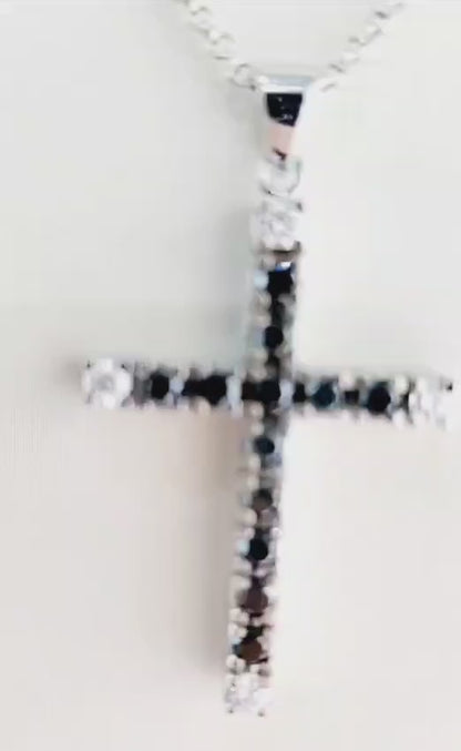 Collana Croce in Oro Bianco 18k con Diamanti bianchi ct 0,25 Diamanti Neri ct 1,07